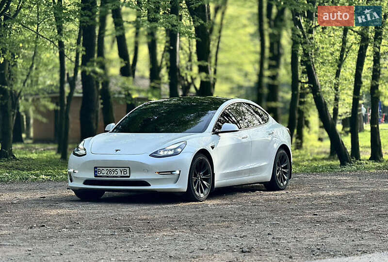 Седан Tesla Model 3 2022 в Львове