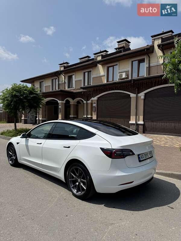 Седан Tesla Model 3 2021 в Броварах