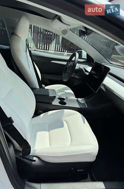 Седан Tesla Model 3 2021 в 