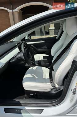 Седан Tesla Model 3 2021 в 