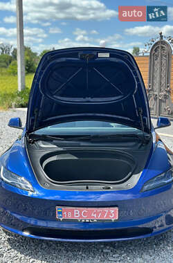 Седан Tesla Model 3 2024 в 