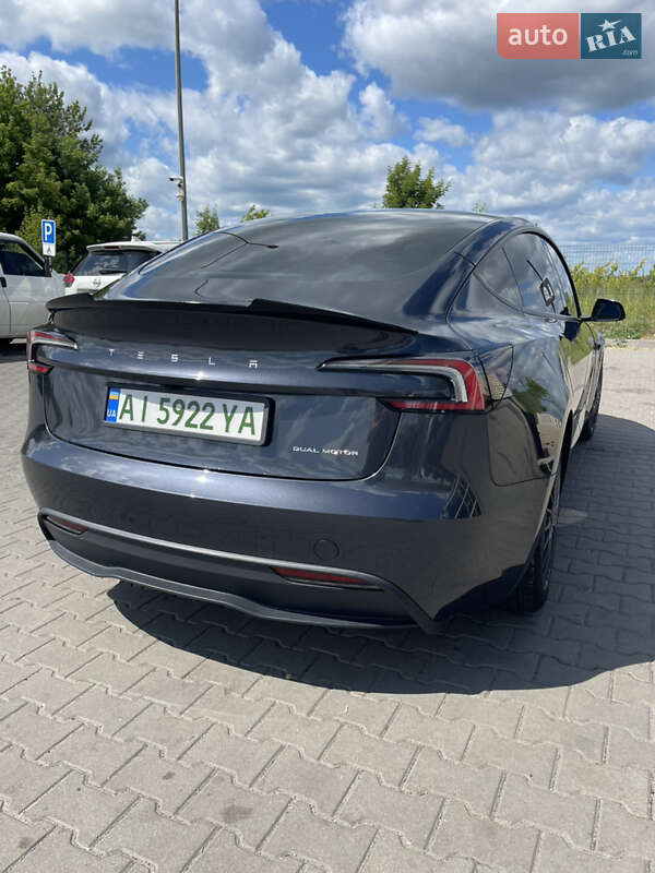 Седан Tesla Model 3 2024 в Бучі