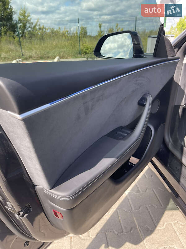 Седан Tesla Model 3 2024 в Буче