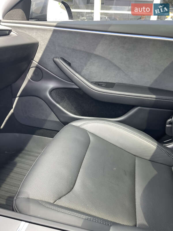 Седан Tesla Model 3 2024 в Буче