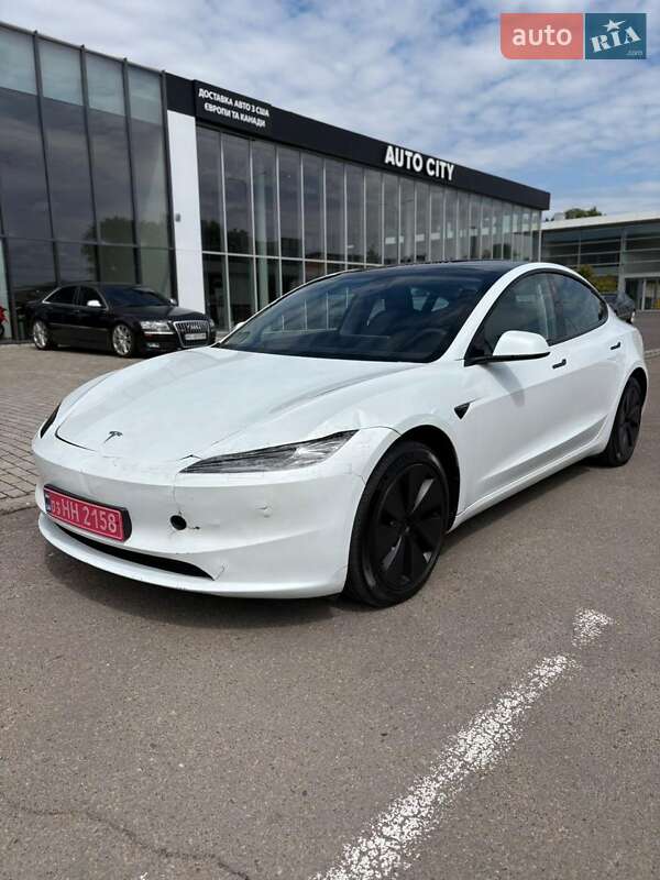 Седан Tesla Model 3 2024 в 