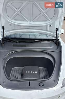 Седан Tesla Model 3 2024 в 