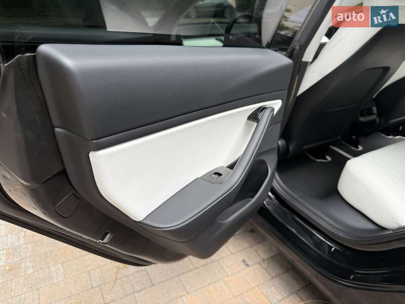 Седан Tesla Model 3 2020 в Києві