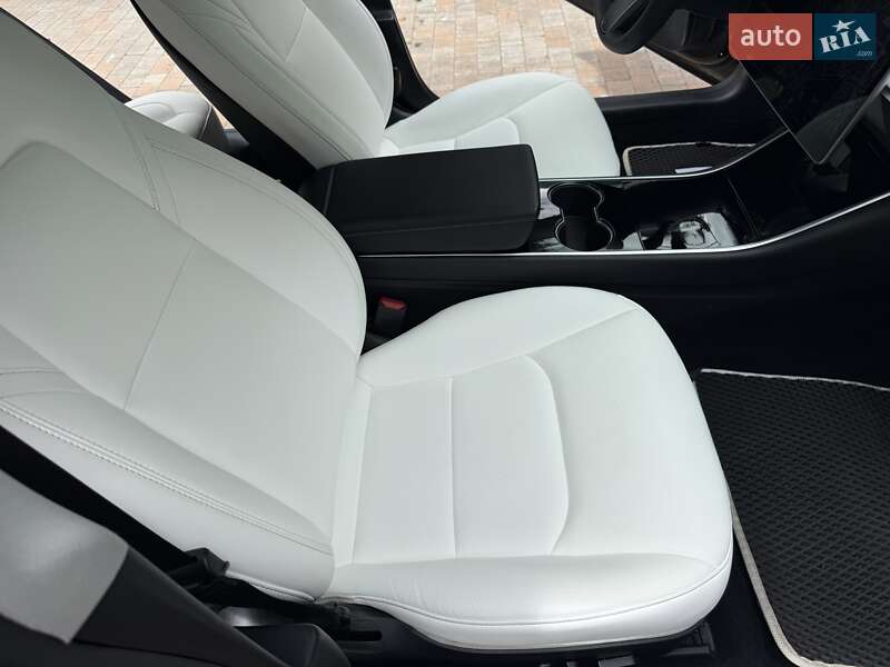 Седан Tesla Model 3 2020 в Києві