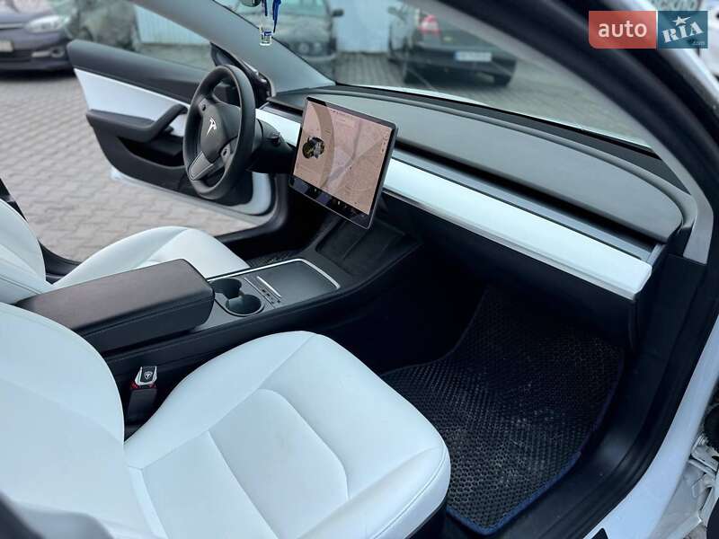 Седан Tesla Model 3 2020 в 