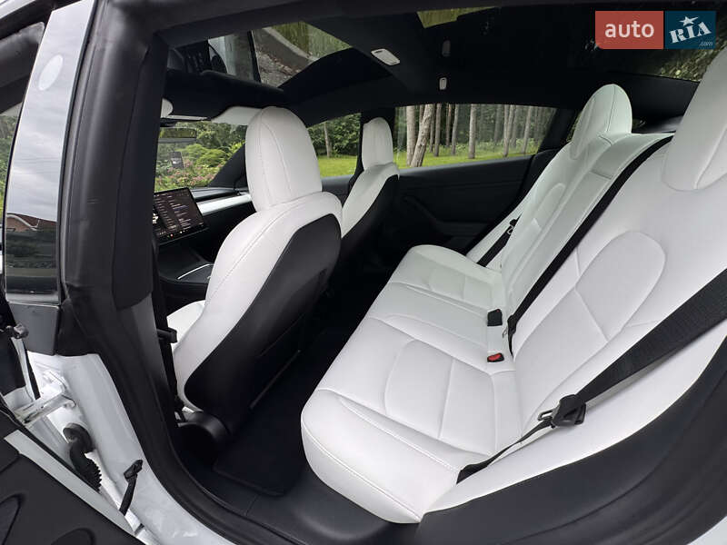 Седан Tesla Model 3 2023 в Киеве