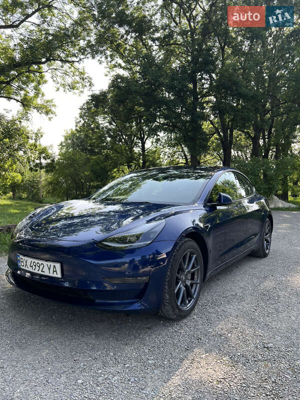 Седан Tesla Model 3 2022 в 