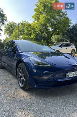 Седан Tesla Model 3 2022 в 