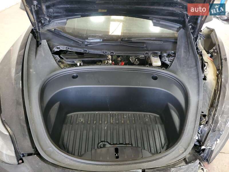 Седан Tesla Model 3 2022 в Черкассах