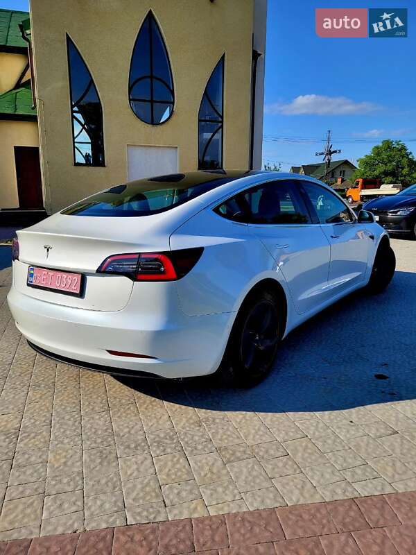 Седан Tesla Model 3 2019 в Львове