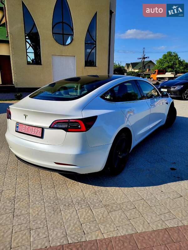 Седан Tesla Model 3 2019 в Львове