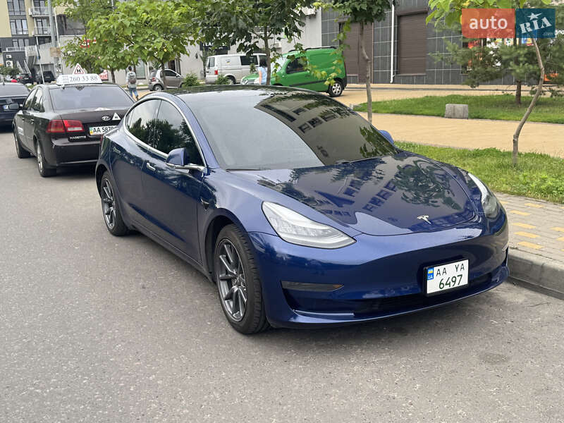 Седан Tesla Model 3 2020 в Києві