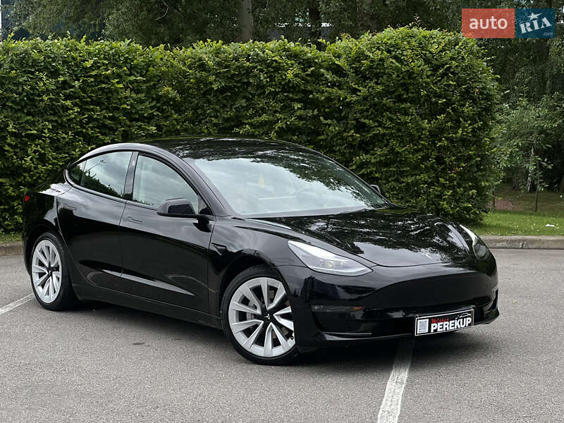 Седан Tesla Model 3 2022 в 