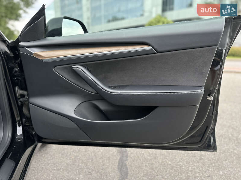 Седан Tesla Model 3 2022 в Киеве