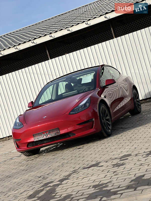 Седан Tesla Model 3 2022 в 