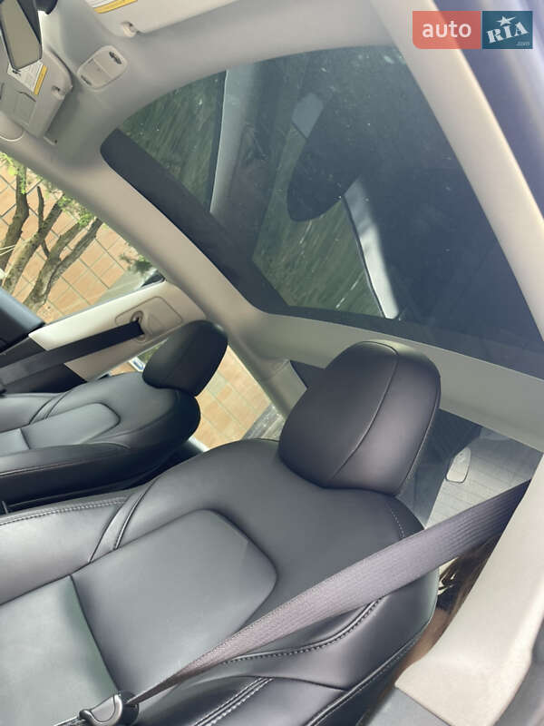 Седан Tesla Model 3 2021 в Ровно