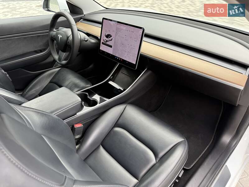 Седан Tesla Model 3 2019 в Львове