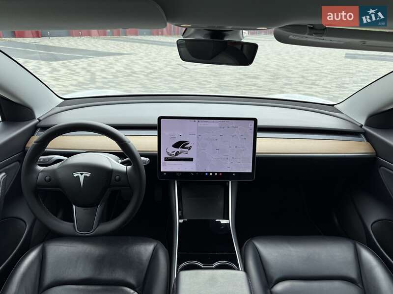 Седан Tesla Model 3 2019 в Львове