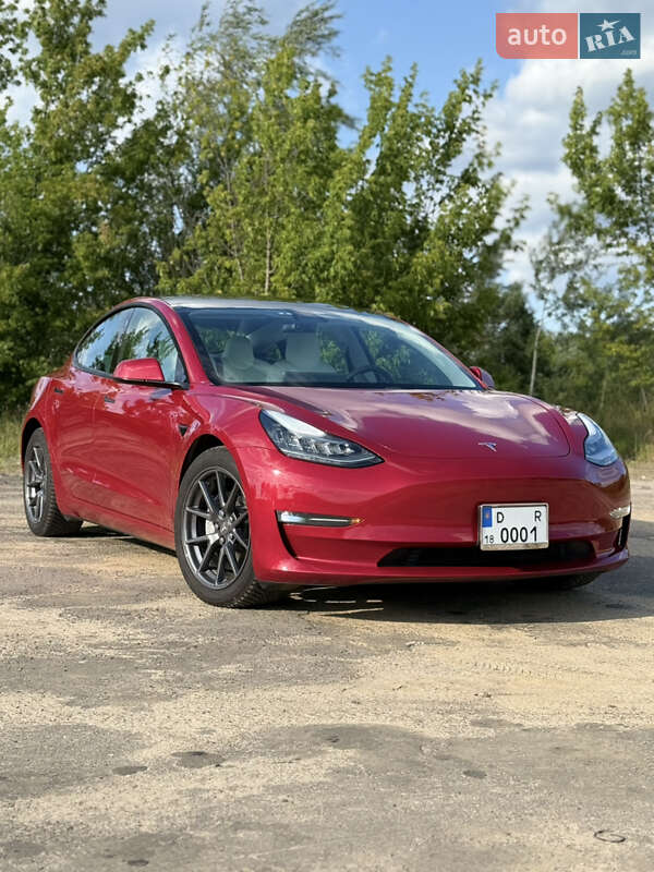 Седан Tesla Model 3 2020 в 