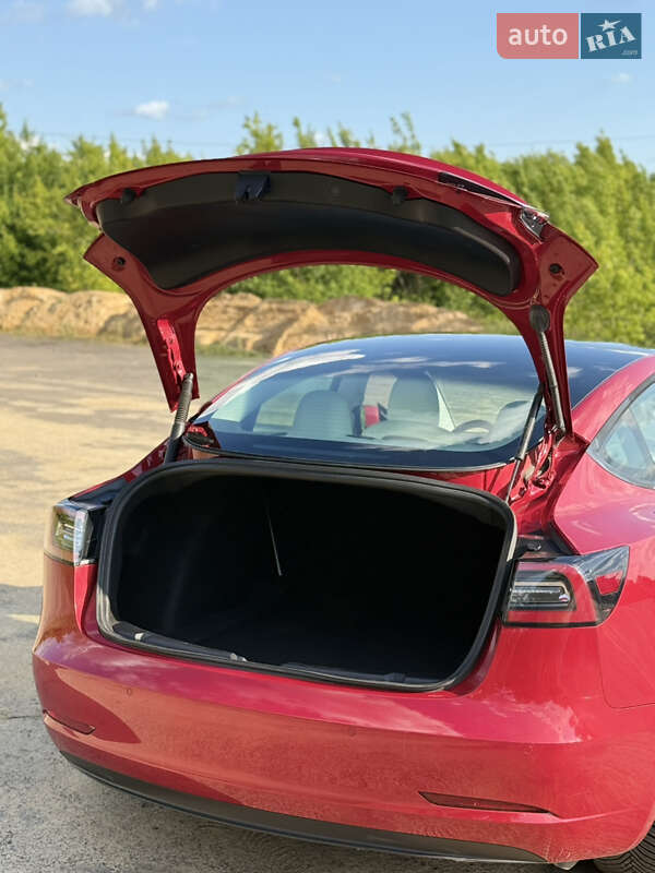 Седан Tesla Model 3 2020 в Рівному