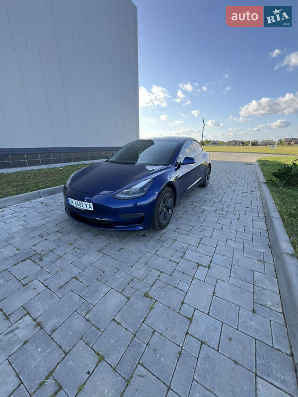 Седан Tesla Model 3 2021 в 