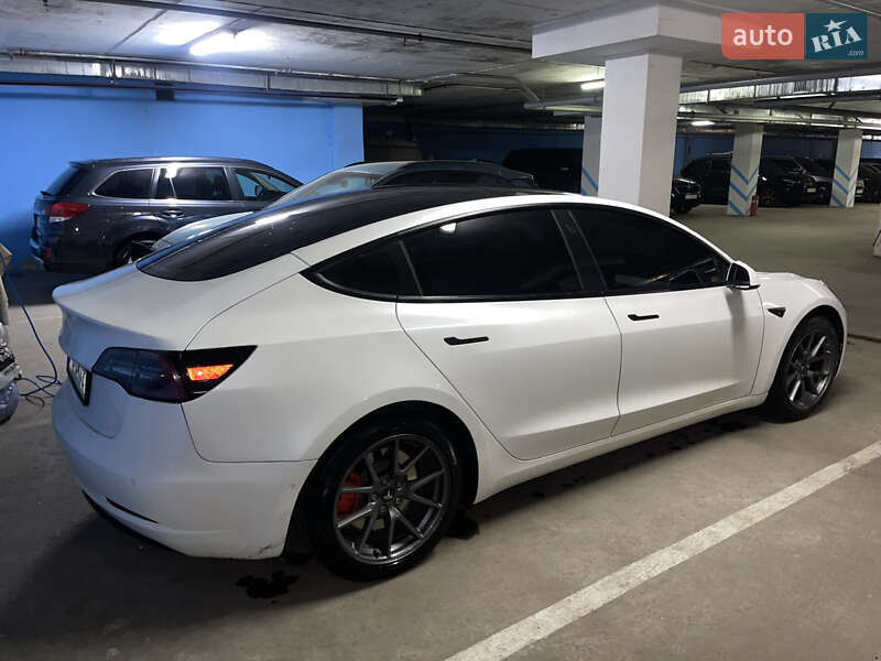 Седан Tesla Model 3 2021 в Киеве