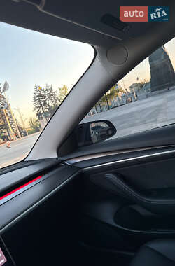 Седан Tesla Model 3 2023 в 