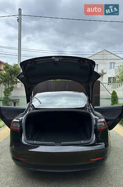 Седан Tesla Model 3 2020 в 