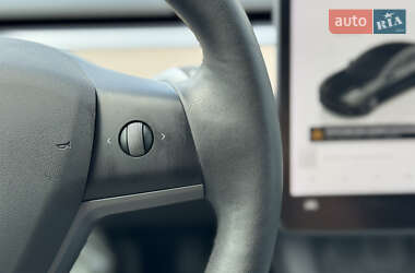 Седан Tesla Model 3 2022 в 