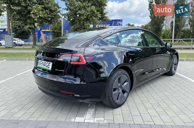 Седан Tesla Model 3 2022 в 