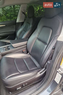 Седан Tesla Model 3 2021 в 