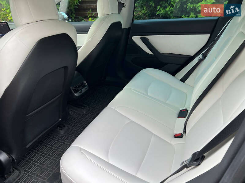 Седан Tesla Model 3 2019 в Ровно