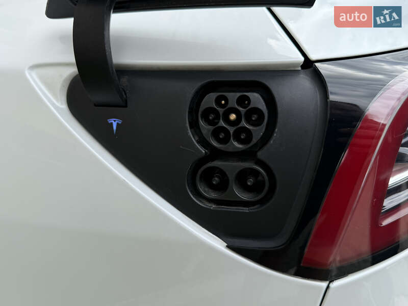 Седан Tesla Model 3 2019 в Львове
