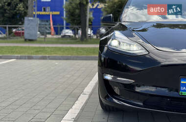 Седан Tesla Model 3 2022 в 