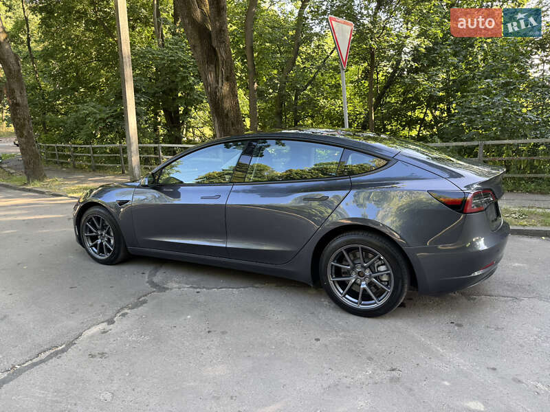 Седан Tesla Model 3 2022 в Львове