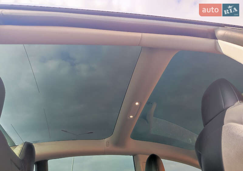 Седан Tesla Model 3 2019 в Киеве