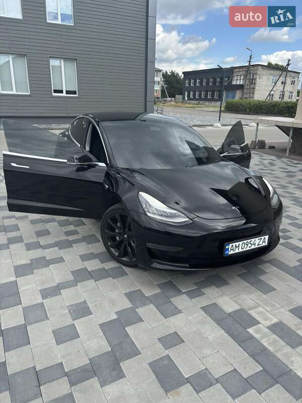 Седан Tesla Model 3 2019 в Сарнах