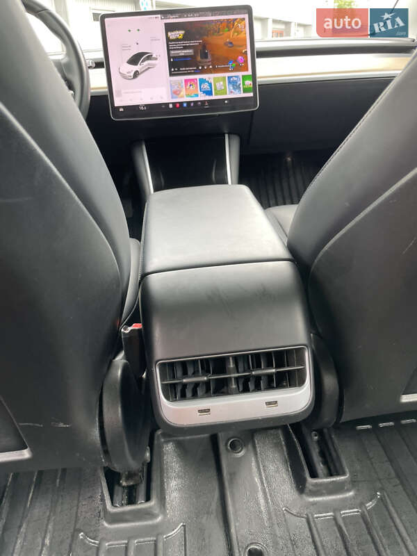 Седан Tesla Model 3 2018 в Луцке