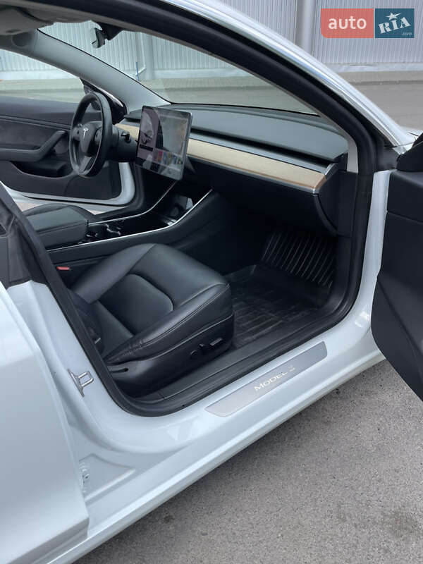 Седан Tesla Model 3 2018 в Луцке