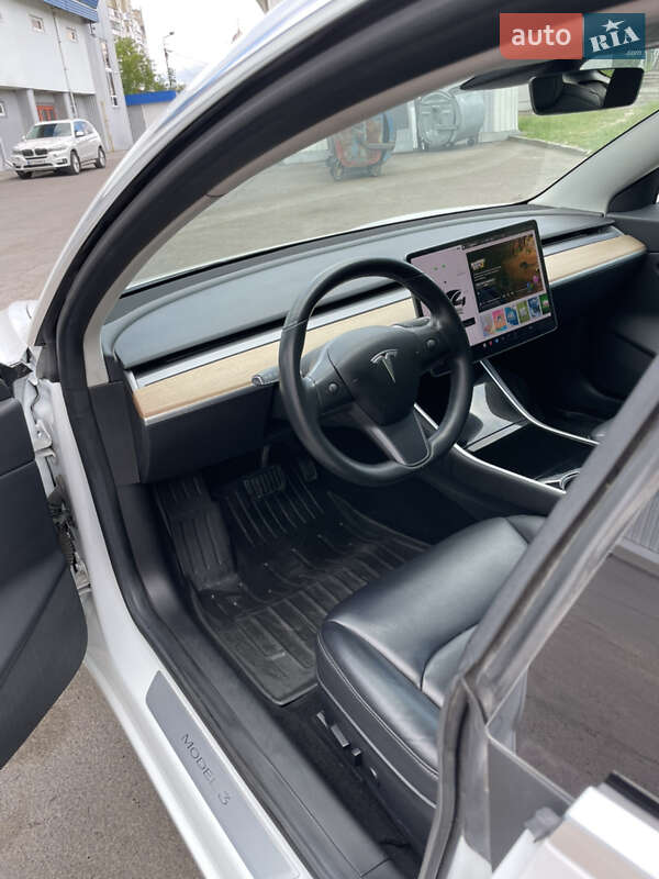 Седан Tesla Model 3 2018 в Луцке