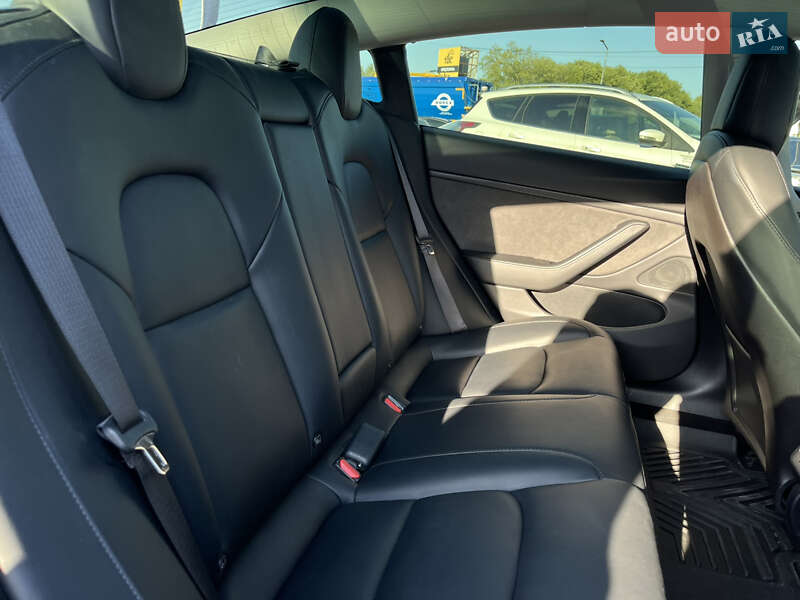Седан Tesla Model 3 2019 в Львові