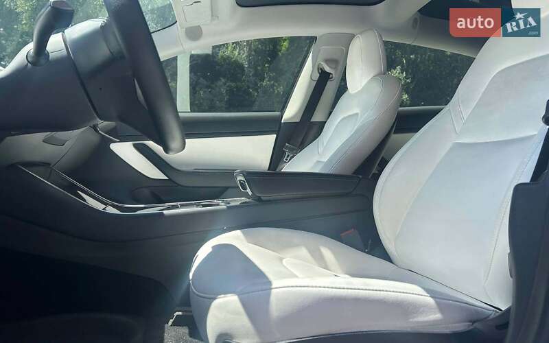 Седан Tesla Model 3 2019 в Черновцах
