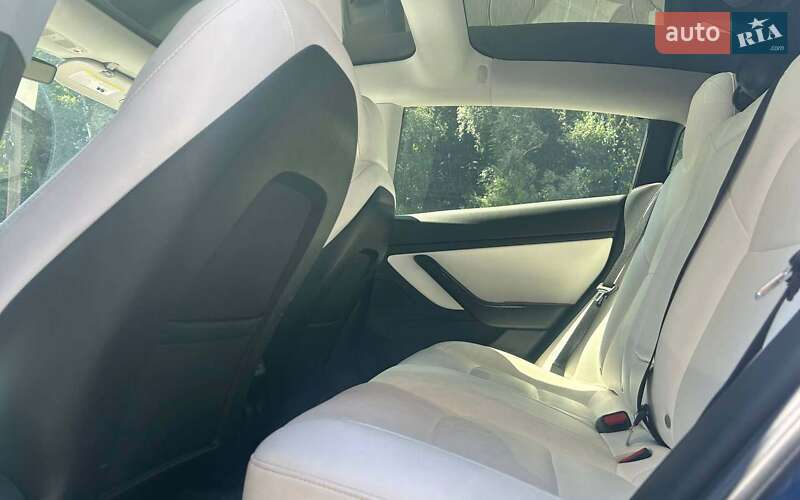 Седан Tesla Model 3 2019 в Черновцах