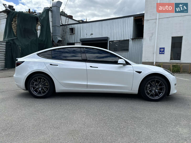 Седан Tesla Model 3 2021 в Киеве