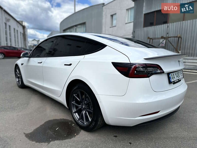 Седан Tesla Model 3 2021 в Киеве