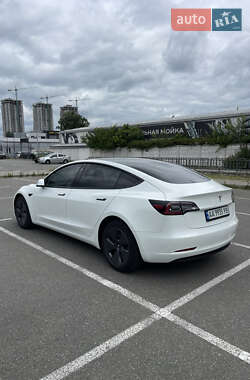 Седан Tesla Model 3 2023 в 
